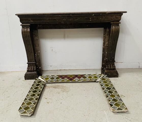 Cheminée époque Napoléon III a pieds griffes en marbre moucheté . XIX siècle .