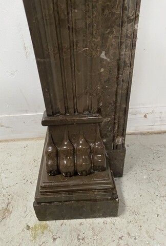 Cheminée époque Napoléon III a pieds griffes en marbre moucheté . XIX siècle .