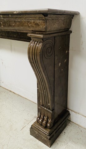 Cheminée époque Napoléon III a pieds griffes en marbre moucheté . XIX siècle .