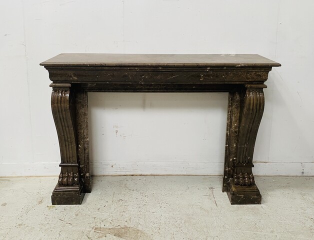 Cheminée époque Napoléon III a pieds griffes en marbre moucheté . XIX siècle .