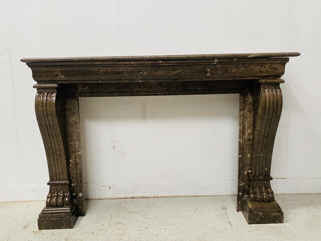 Cheminée époque Napoléon III a pieds griffes en marbre moucheté . XIX siècle .