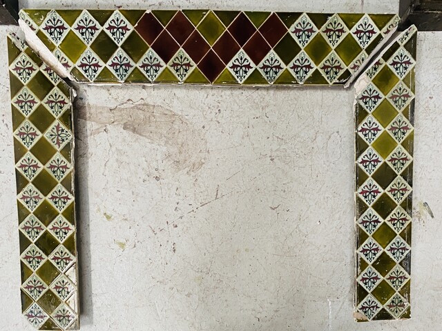 Cheminée époque Napoléon III a pieds griffes en marbre moucheté . XIX siècle .