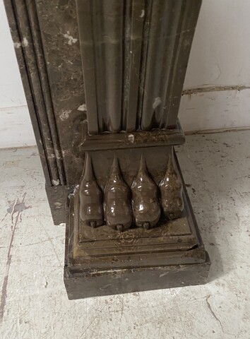 Cheminée époque Napoléon III a pieds griffes en marbre moucheté . XIX siècle .