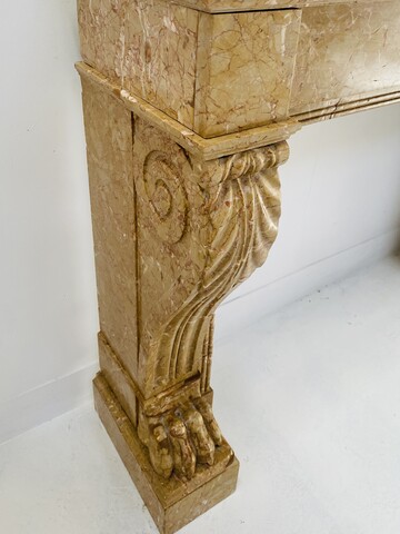 Cheminée époque Napoléon III a pieds griffes en marbre Trest . XIX siècle .