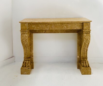 Cheminée époque Napoléon III a pieds griffes en marbre Trest . XIX siècle .
