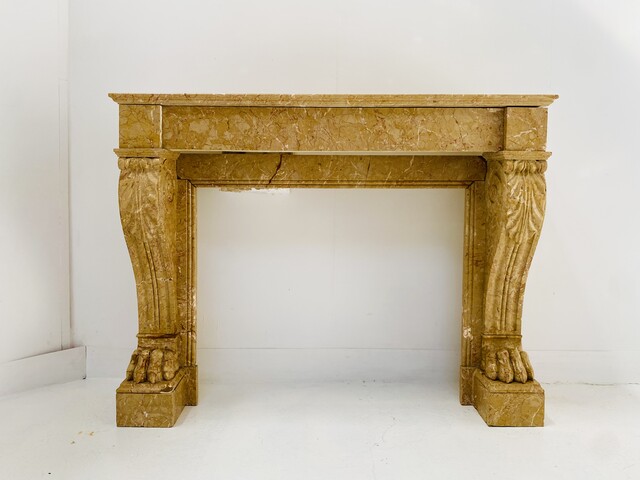 Cheminée époque Napoléon III a pieds griffes en marbre Trest . XIX siècle .