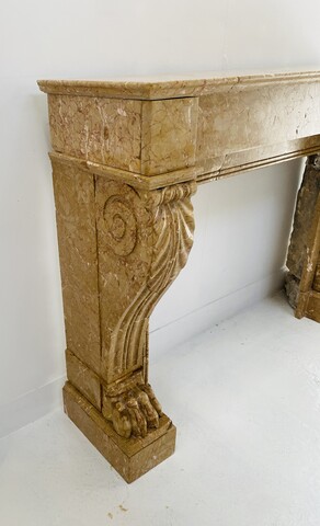 Cheminée époque Napoléon III a pieds griffes en marbre Trest . XIX siècle .