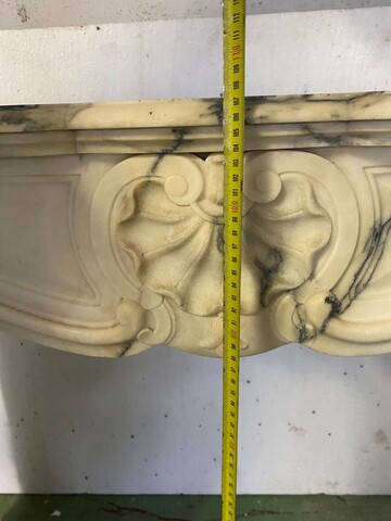 Cheminée Louis XV en marbre brèche veinée finement sculptée . XIX siècle .