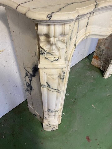 Cheminée Louis XV en marbre brèche veinée finement sculptée . XIX siècle .
