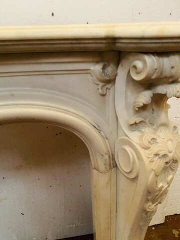 Cheminée Louis XV en marbre de carrare finement sculptée . XIX siècle .