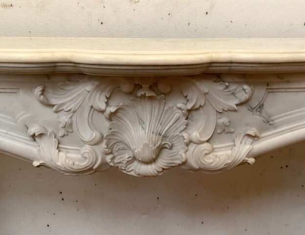 Cheminée Louis XV en marbre de carrare finement sculptée . XIX siècle .