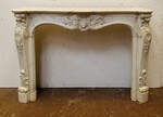 Cheminée Louis XV en marbre de carrare finement sculptée . XIX siècle .