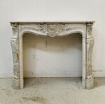 Cheminée Louis XV en marbre de carrare finement sculptée . XIX siècle .