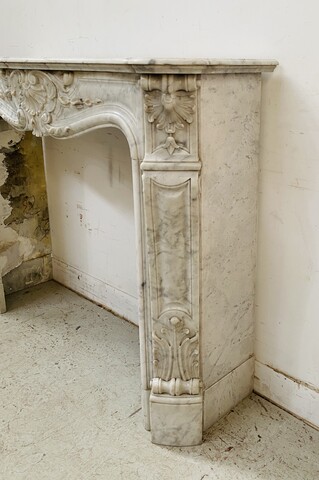 Cheminée Louis XV en marbre de carrare finement sculptée . XIX siècle .