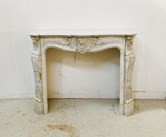 Cheminée Louis XV en marbre de carrare finement sculptée . XIX siècle .