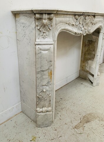Cheminée Louis XV en marbre de carrare finement sculptée . XIX siècle .
