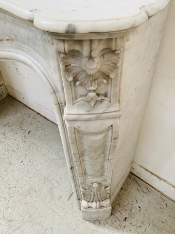 Cheminée Louis XV en marbre de carrare finement sculptée . XIX siècle .