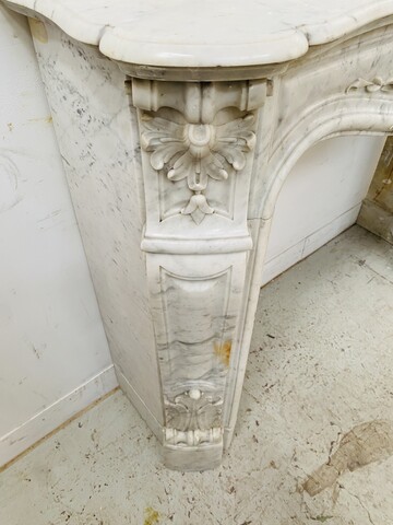 Cheminée Louis XV en marbre de carrare finement sculptée . XIX siècle .