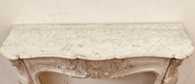 Cheminée Louis XV en marbre de carrare finement sculptée . XIX siècle .