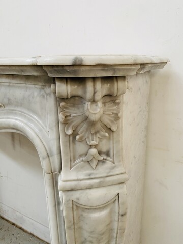 Cheminée Louis XV en marbre de carrare finement sculptée . XIX siècle .