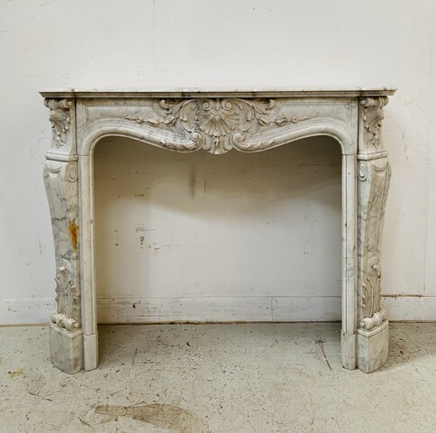 Cheminée Louis XV en marbre de carrare finement sculptée . XIX siècle .