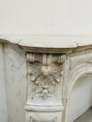Cheminée Louis XV en marbre de carrare finement sculptée . XIX siècle .