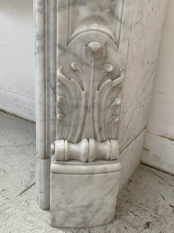Cheminée Louis XV en marbre de carrare finement sculptée . XIX siècle .