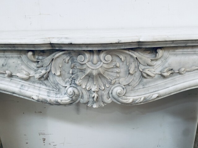 Cheminée Louis XV en marbre de carrare finement sculptée . XIX siècle .