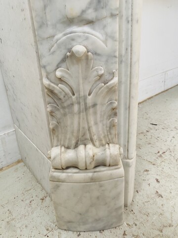 Cheminée Louis XV en marbre de carrare finement sculptée . XIX siècle .