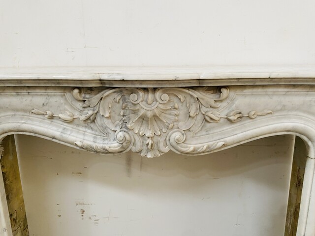 Cheminée Louis XV en marbre de carrare finement sculptée . XIX siècle .