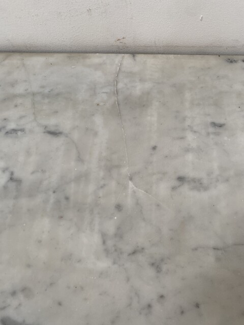 Cheminée Louis XV en marbre de carrare finement sculptée . XIX siècle .