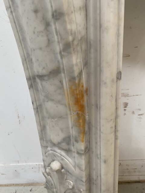 Cheminée Louis XV en marbre de carrare finement sculptée . XIX siècle .