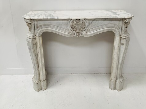 cheminée style Louis XV marbre de carrare finement sculptée . XIX siècle .