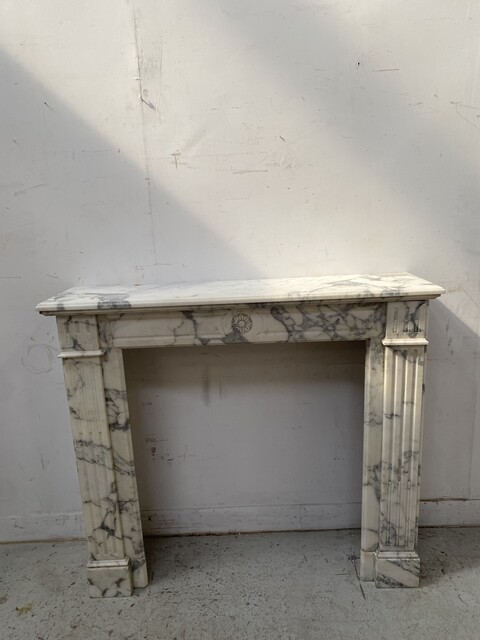 cheminée style louis XVI marbre couleur blanc finement sculptée . XIX siècle .