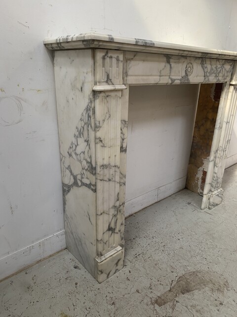 cheminée style louis XVI marbre couleur blanc finement sculptée . XIX siècle .