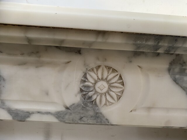 cheminée style louis XVI marbre couleur blanc finement sculptée . XIX siècle .