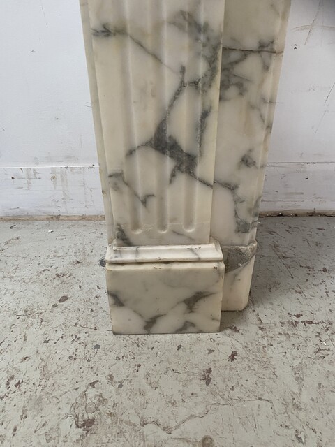 cheminée style louis XVI marbre couleur blanc finement sculptée . XIX siècle .