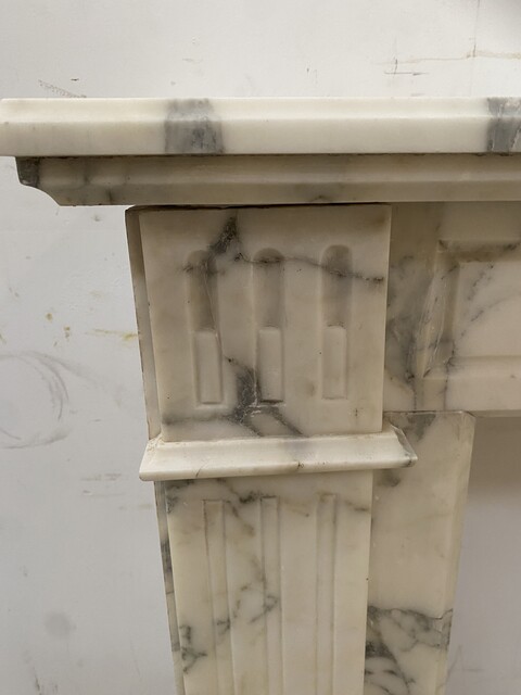 cheminée style louis XVI marbre couleur blanc finement sculptée . XIX siècle .