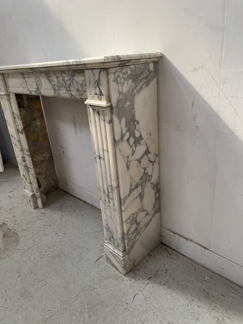 cheminée style louis XVI marbre couleur blanc finement sculptée . XIX siècle .