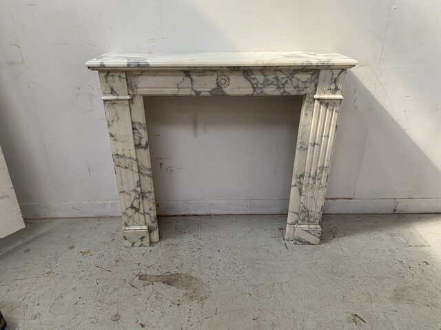 cheminée style louis XVI marbre couleur blanc finement sculptée . XIX siècle .