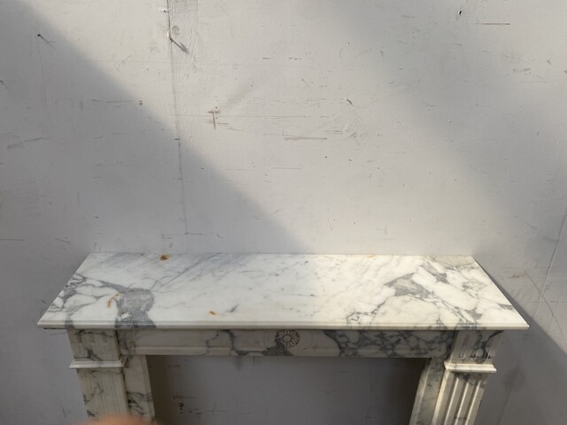 cheminée style louis XVI marbre couleur blanc finement sculptée . XIX siècle .