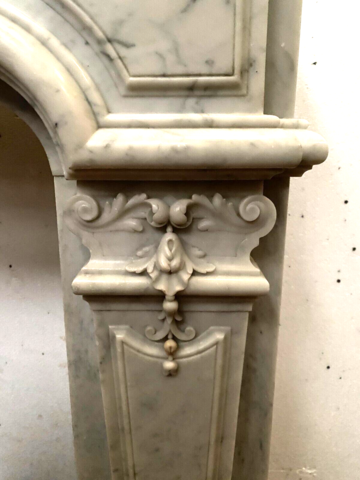 Cheminée style régence en marbre de carrare finement sculptée . XIX siècle .