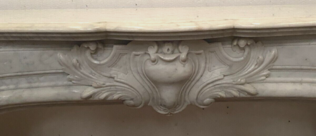 Cheminée style régence en marbre de carrare finement sculptée . XIX siècle .