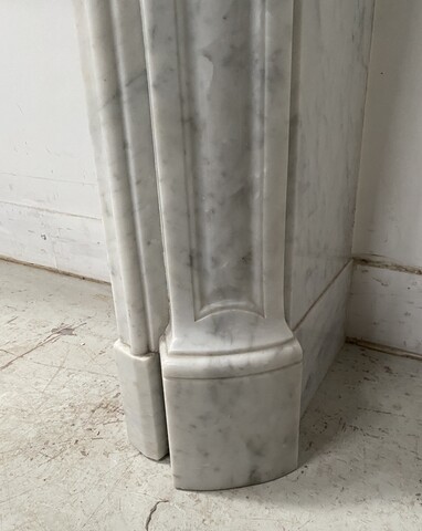 Cheminée trois coquilles de style Louis XV en marbre blanc . XX siècle .