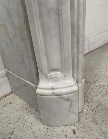 Cheminée trois coquilles de style Louis XV en marbre blanc . XX siècle .