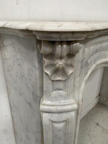 Cheminée trois coquilles de style Louis XV en marbre blanc . XX siècle .