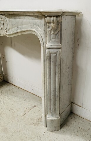 Cheminée trois coquilles de style Louis XV en marbre blanc . XX siècle .