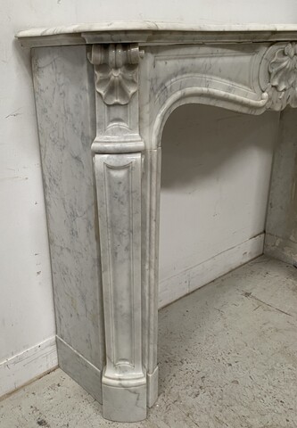 Cheminée trois coquilles de style Louis XV en marbre blanc . XX siècle .