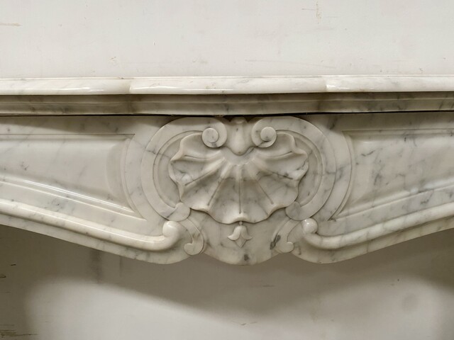 Cheminée trois coquilles de style Louis XV en marbre blanc . XX siècle .