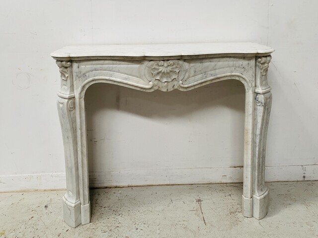 Cheminée trois coquilles de style Louis XV en marbre blanc . XX siècle .